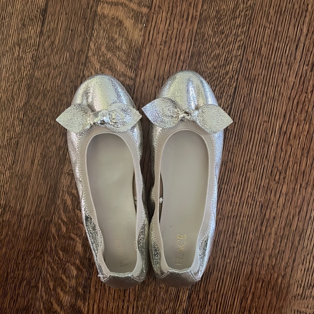 Girls flat shoes, size 4Y